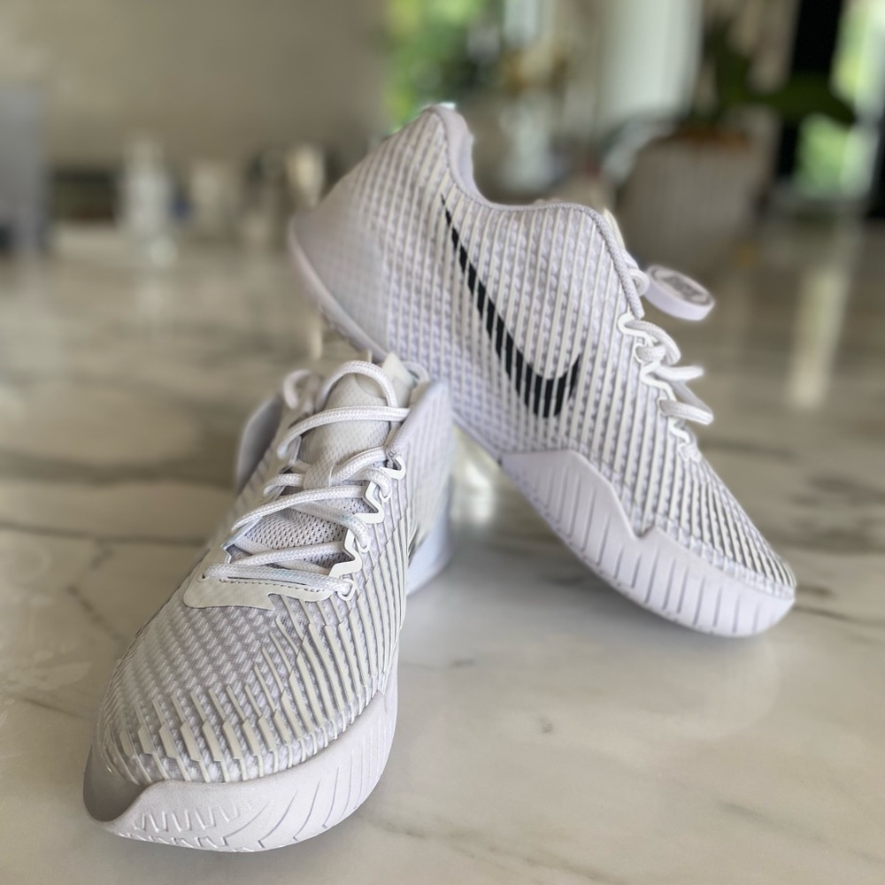 White Nike Vapor II Tennis shoes